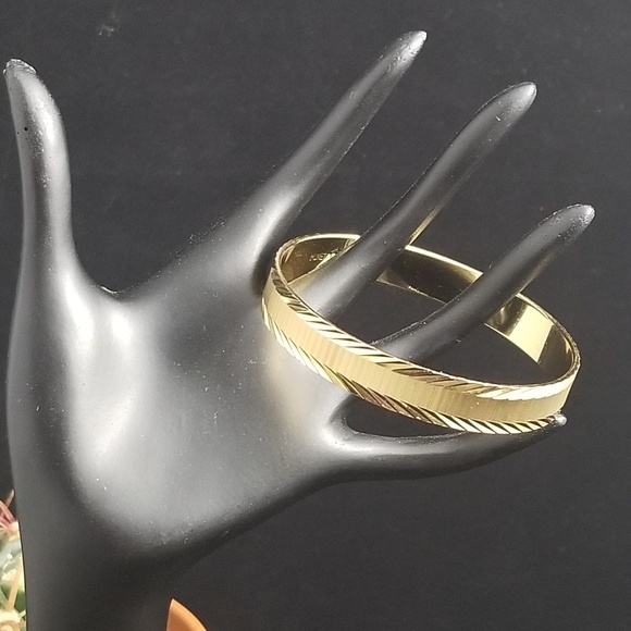 MONET VINTAGE BANGLE DIAMOND CUT EDGE